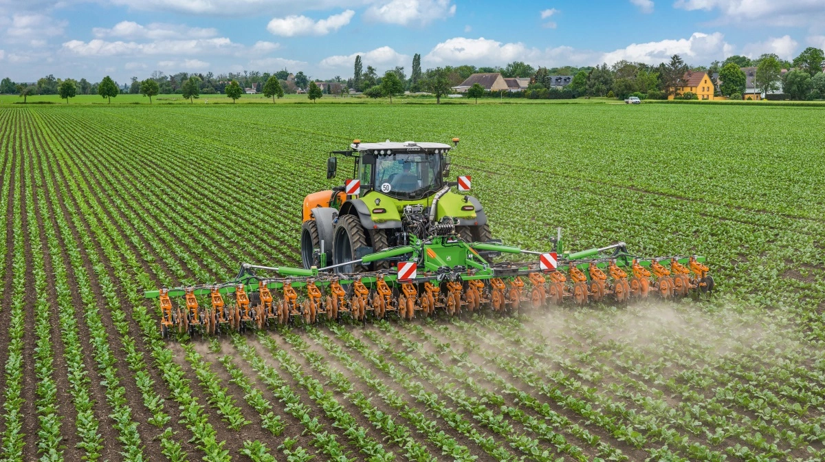Den nye 12-rækkede Venterra VR 4-radrenser med kamerastyring bliver en af hovedattraktionerne ved åbent hus. Maskinen er udviklet til præcis mekanisk ukrudtsbekæmpelse i rækkeafgrøder og kan samtidig kombineres med gødningstilførsel i samme arbejdsgang. Pressefoto
