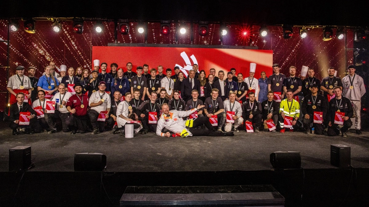 Alle vindere fra seneste DM i Skills i 2024. I DM Skills 2026 deltater I alt 285 unge faglærte fra hele landet, fordelt på 48 konkurrencefag og mange demonstrationsfag. Foto: SkillsDenmark