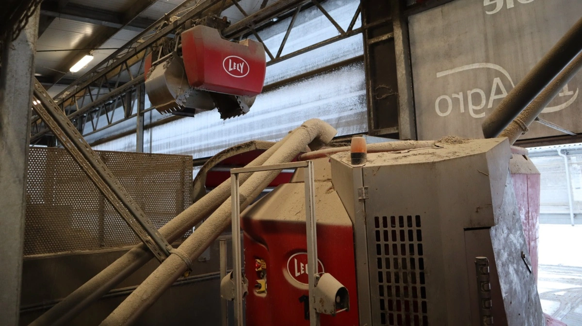 På Gråsten Landbrugsskole blandes foderet i det automatiserede Vector-køkken, men det kan også gøres i en almindelig fuldfodervogn. Det er afgørende for virkningen af Bio-Chlor, at det blandes grundigt i foderet. 