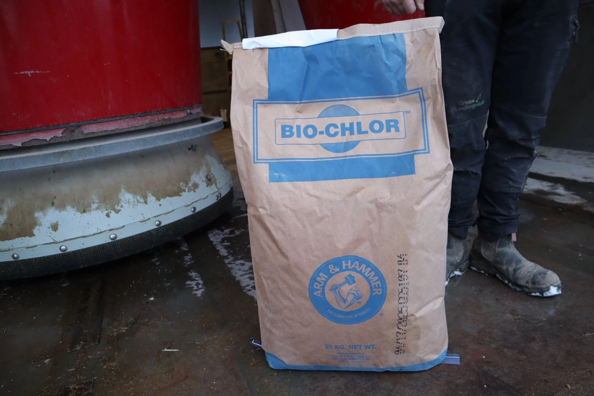 Bio-Chlor har dokumenteret forebyggende effekt på metaboliske sygdomme som mælkefeber, tilbageholdt efterbyrd, børbetændelse og løbedrejninger. For at kontrollere, at koen æder den rette mængde til at opnå den ønskede forsuring, monitoreres pH-værdien i koens urin, da det er sammenligneligt med blodets pH-værdi. 