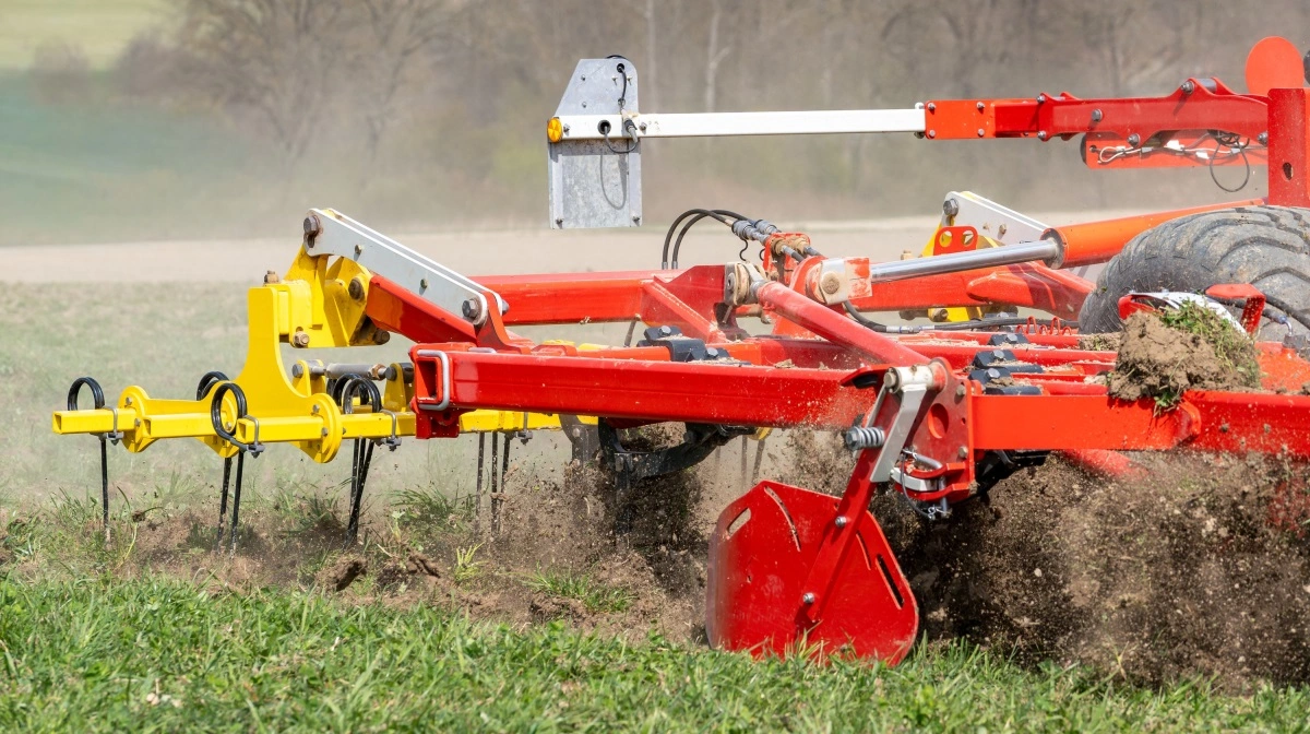 Den bugserede Plano fra Pöttinger kan nu udstyres med kraftigere tænder og sporløsner, der giver mulighed for effektiv mekanisk ukrudtsbekæmpelse og jordbearbejdning i 3 til 15 centimeters dybde. Pressefoto