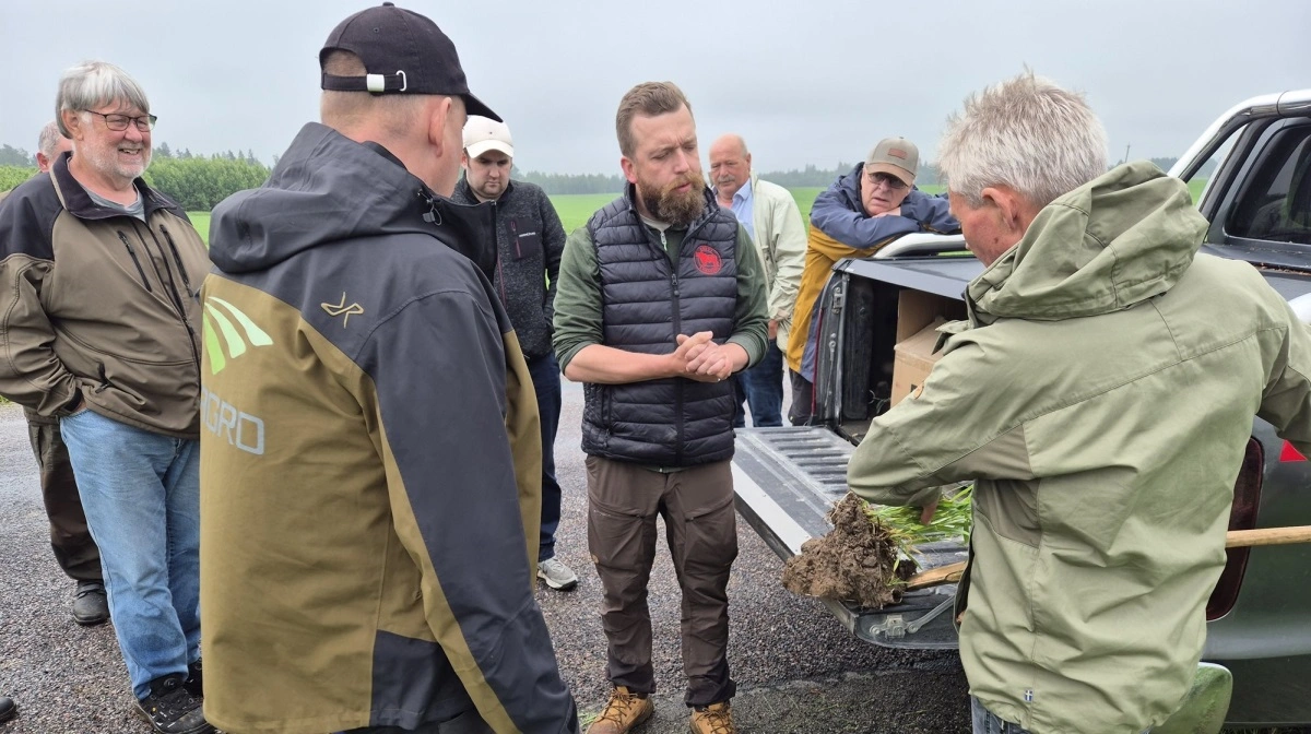 Planteavlskonsulent Niels Holmgaard, Sagro, havde sammen med FRDK en gruppe landmænd på studietur i Estland. Her stiftede de bekendtskab med de nye gødskningsmetoder hos agronom Stefan Gernert, der har etableret virksomheden CropVise, og som er driftsleder på et 4000 hektar stort regenerativt landbrug.