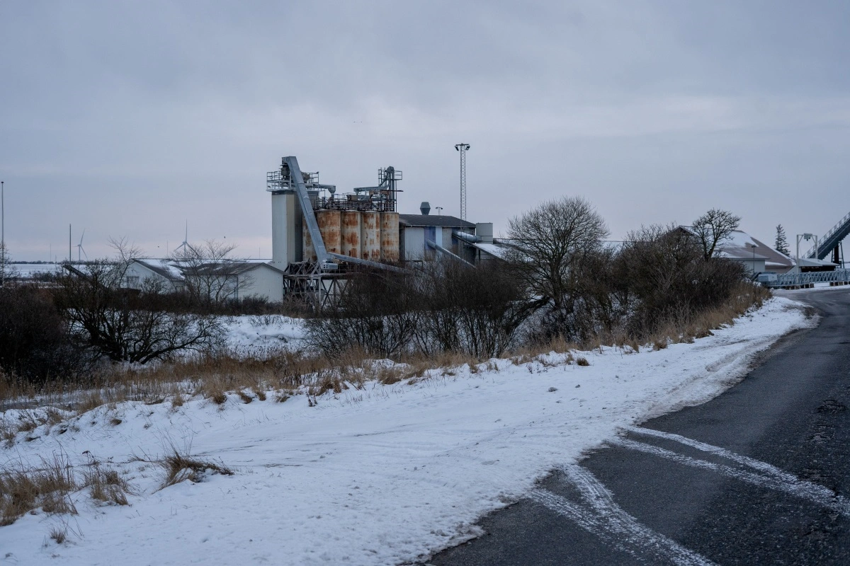 Her ses asfaltfabrikken, der ligger i det område, som indgår i kommunens tanker om et større naturområde.