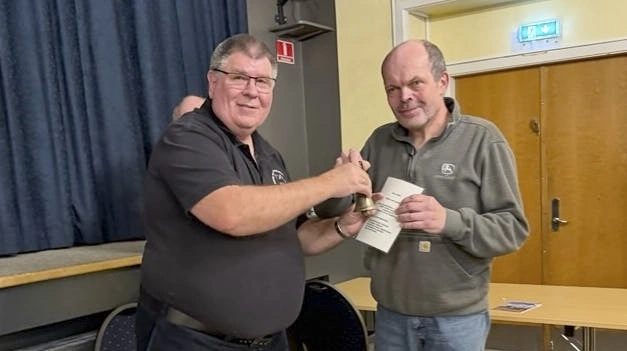 Efter 20 år trådte Bo Fonager Lindholm (tv) tilbage som formand for Motor og Veterantraktor Klubben Fyn, og blev på generalforsamlingen i Ryslinge Forsamlingshus afløst af Jens Andersen. Fotos: Erik Tvedskov
