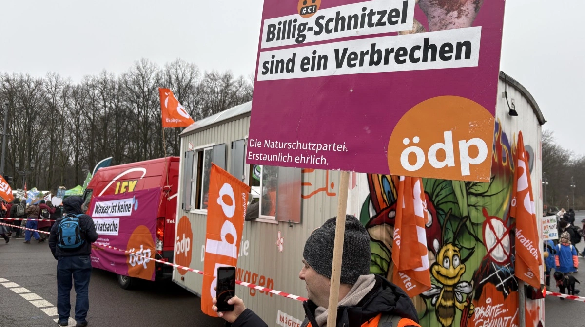 Er det en forbrydelse at spise billigt kød? Det mener denne demonstrant, som protesterer mod det, han og meningsfællerne kalder det storindustrielle landbrug. 