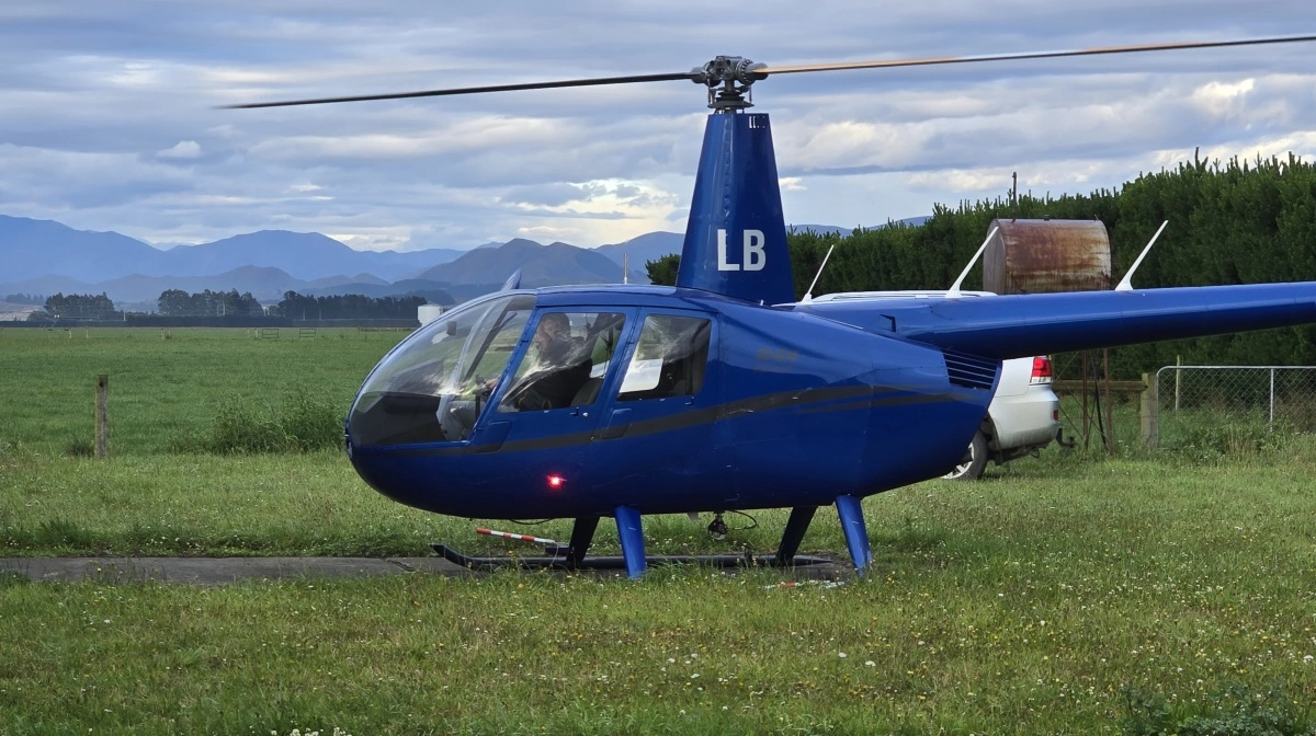 Det er ikke så usædvanligt, at newzealandske landmænd selv har et flyvende fartøj. Men det er usædvanligt, at det er en helikopter - som her Peter Morrisons - der koster det sammen som en stor, ny mejetærsker.