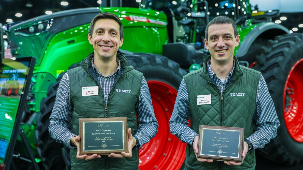 Arthur Santos (tv) og Blake Bullinger fra Fendt North America med AE50 2026-priserne for Fendt 800 Vario og Fendt 1000 Vario. Udmærkelsen blev overrakt i forbindelse med National Farm Machinery Show i Louisville, Kentucky, hvor de to traktorserier blev hædret for teknologisk innovation. Pressefoto