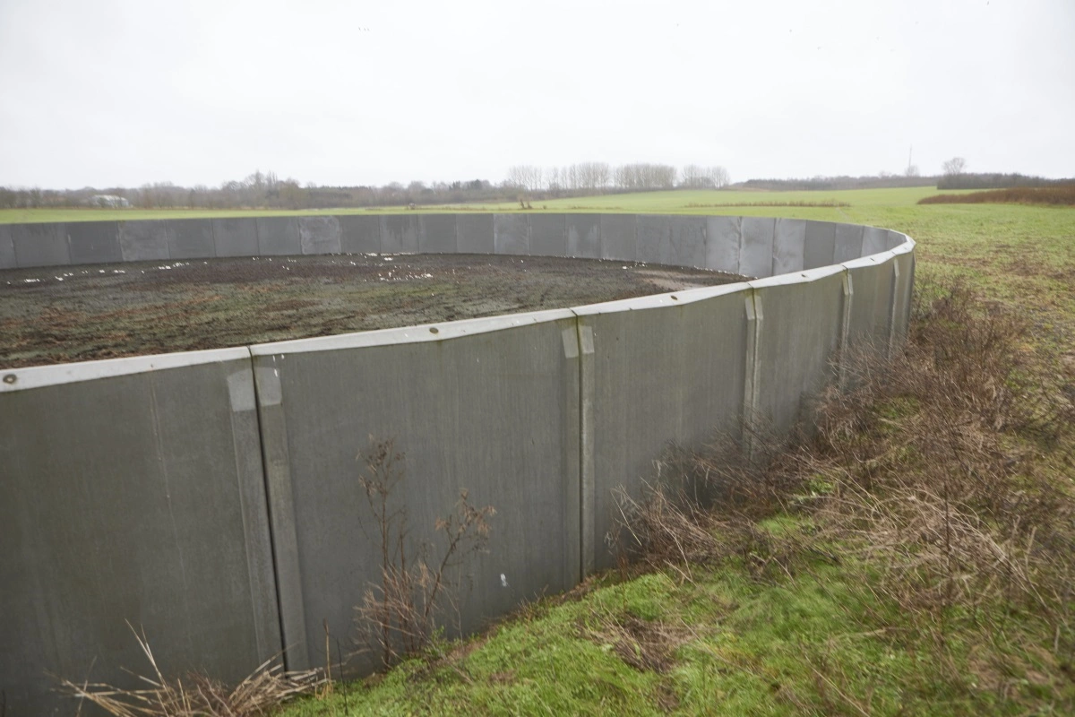 Der er ofte mange aktører i spil på bedriften, når gyllen skal ud på markerne, ligesom tempoet ofte er højt. Uden klare aftaler om kørselsruter, rengøring og ansvar øges risikoen derfor for at smitte flyttes rundt, uden at nogen egentlig ønsker det. Arkivfoto: Erik Hansen