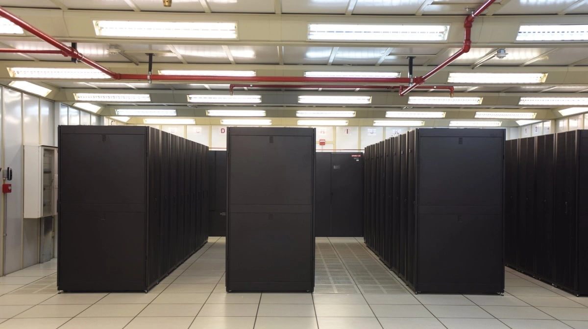 Datacentre og AI-infrastruktur kræver store mængder stabil elektricitet og bidrager til et mere strukturelt energibehov. Foto: IMarcoHerrera / Wikimedia Commons (CC BY-SA 4.0)