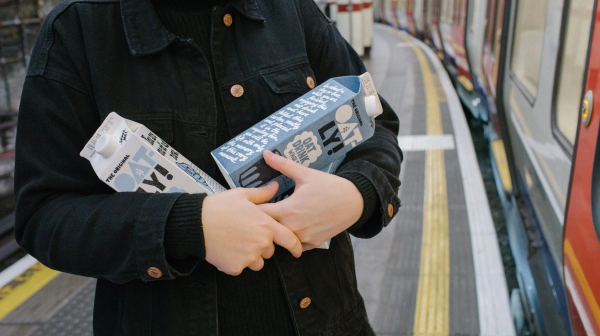 Oatly leverer første år med positiv drift i syv år og klart forbedret indtjening, men bundlinjen er fortsat i minus. Foto: Oatly