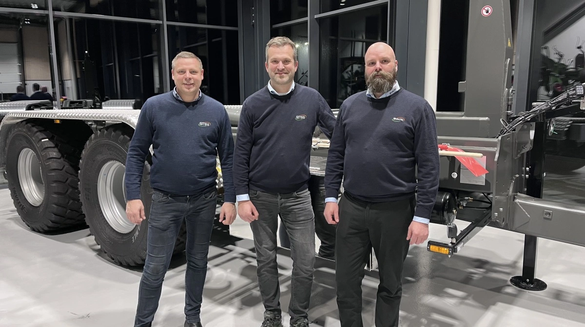 Fra venstre er det Jens Horn Pedersen og Thomas Lilleholt fra TBS Maskinpower samt Jens Børsting fra Valtec. De tre distriktschefer oplever stigende efterspørgsel på Krampe-vogne i Danmark. Pressefoto