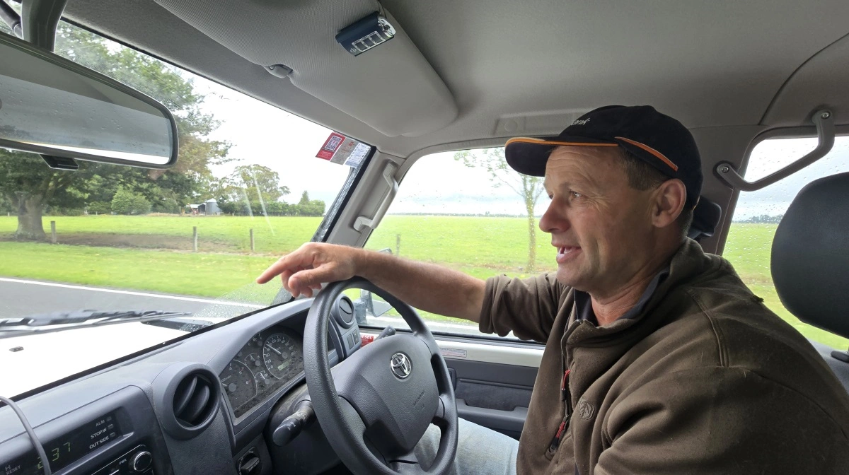 - Det er virkelig arbejdsbesparende, fastslår Elliot Craig om Halter-systemet på den store kvægfarm med 30 ansatte.