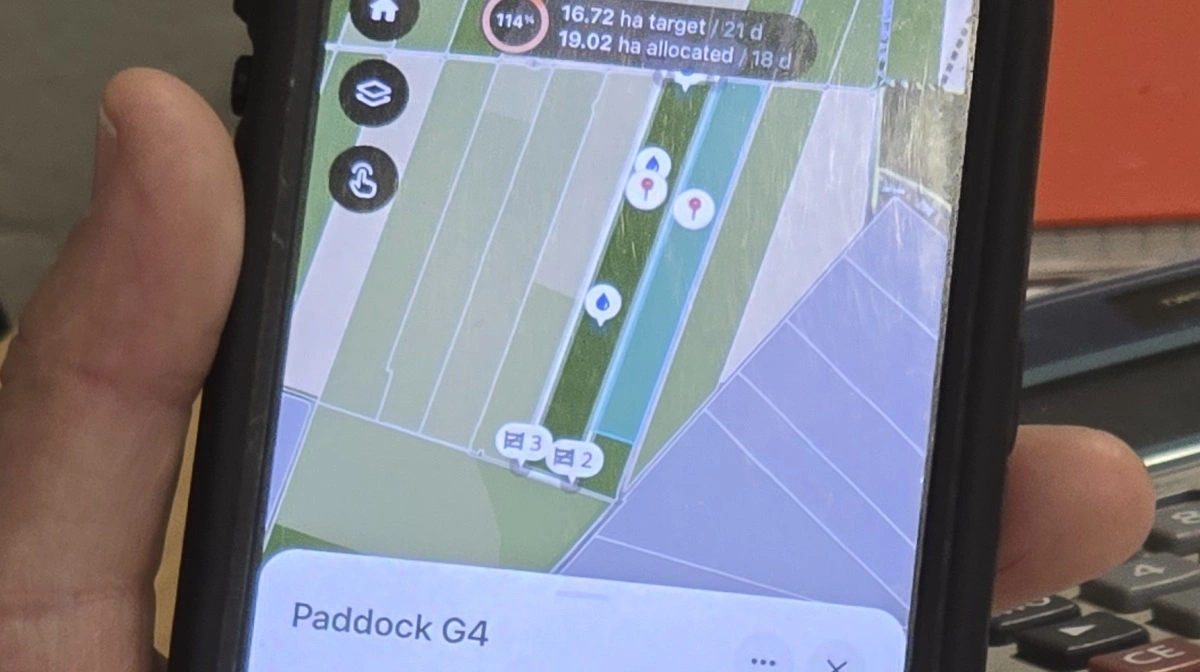 Elliot Craig viser en af mange funktioner i Halter-systemet - her styring af græsmarkerne.