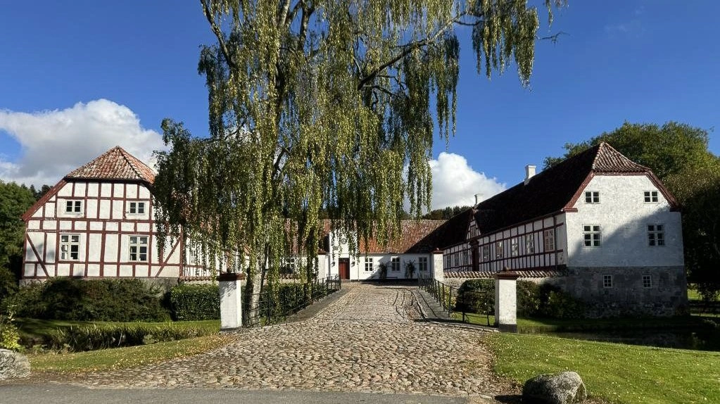 Tyrrestrups fredede hovedbygning rummer ca. 1.100 kvadratmeter beboelse. Hovedbygningen ligger i et større park og haveanlæg, omkranset af voldgrav på tre sider.