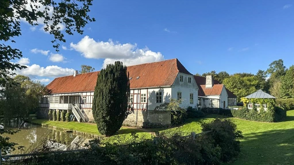 Da Tyrrestrup Gods blev sat til salg, var der også mulighed for, at man kunne erhverve sig hovedbygningen alene. Men i den handel, der er tinglyst, er hele godset overtaget med over 200 hektar jord. Arkivfotos