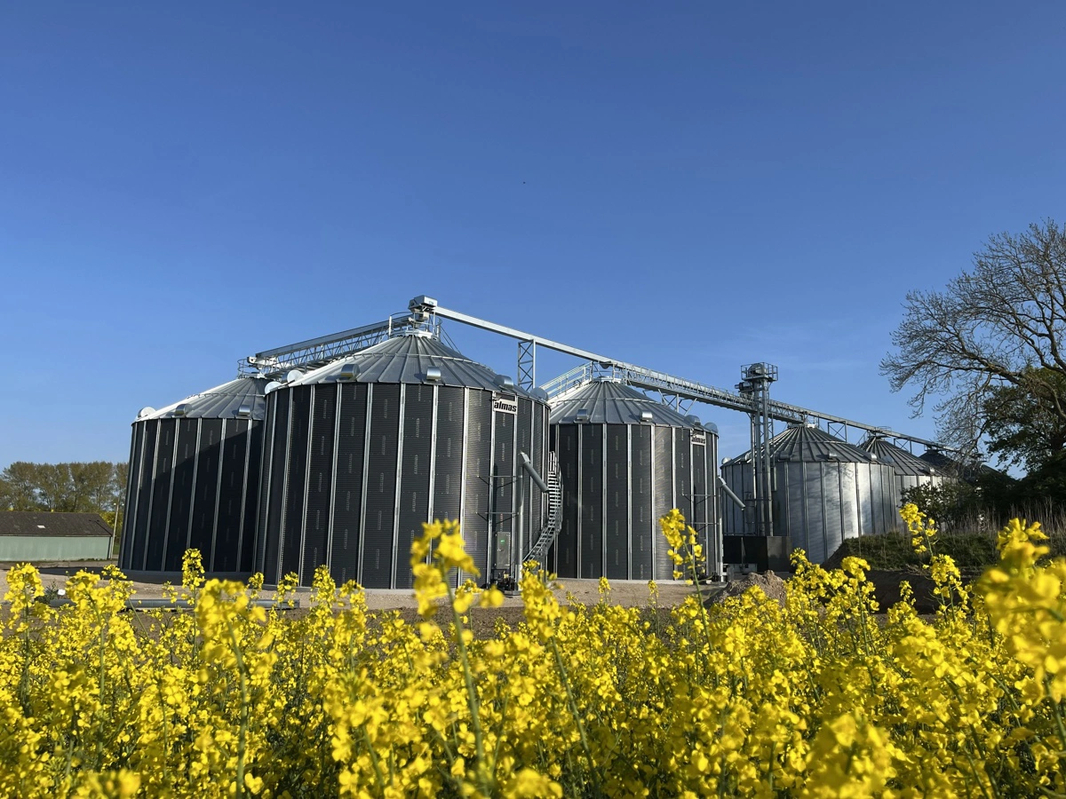 Almas Korn har blandt andet opsat otte siloer med omrøring og stor blæser på Tranekær Gods på Langeland.