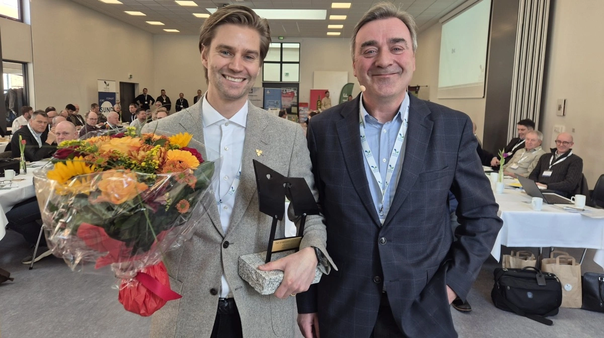 Formand Henrik Terp (th) overrækker FRDKs ærespris til Stig Schneider Johnsen, der er bæredygtighedschef i Carlsberg Danmark. Foto: Anne Kjærsgaard