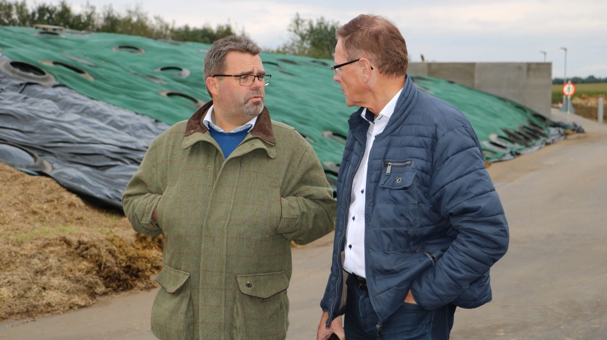 Sin erhvervsbaggrund og organisationsarbejdet ser Torben Povlsen (tv) som en god ballast at bringe med ind på Borgen. Her er han i samtale med Erling Bonnesen (V), der forlader Folketinget efter valget. Arkivfoto: Morten Ipsen