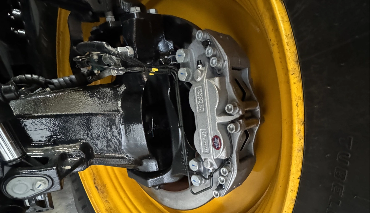 Eksterne skivebremser er et centralt kendetegn ved Fastrac-konceptet. På 6000-serien er bremseskiverne monteret uden på reduktionsnavet, hvilket sikrer effektiv luftkøling, nem adgang ved service og markant kortere reparationstid. Systemet er kombineret med ABS og slidindikator på bremseklodserne - en løsning, der adskiller sig tydeligt fra traditionelle, interne traktorbremsesystemer. Foto Per Jørgensen