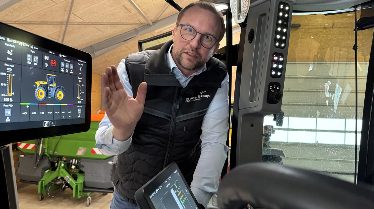 Uffe Søndergaard Kristensen fra Brøns Group gennemgår iCON-terminalen i den nye JCB Fastrac 6300 under præsentationen i Skærbæk. Den 12 tommer store touchskærm er centrum for betjeningen og kan konfigureres efter førerens behov. Her styres blandt andet transmission, firehjulsstyring, hydraulik, PTO, GPS med Twin Steer samt den fuldt integrerede dæktryksregulering. Systemet giver mulighed for at oprette individuelle førerprofiler og samle både traktor- og redskabsdata på én samlet platform. Fotos Per Jørgensen