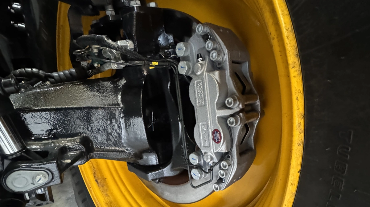 Eksterne skivebremser er et centralt kendetegn ved Fastrac-konceptet. På 6000-serien er bremseskiverne monteret uden på reduktionsnavet, hvilket sikrer effektiv luftkøling, nem adgang ved service og markant kortere reparationstid. Systemet er kombineret med ABS og slidindikator på bremseklodserne - en løsning, der adskiller sig tydeligt fra traditionelle, interne traktorbremsesystemer.