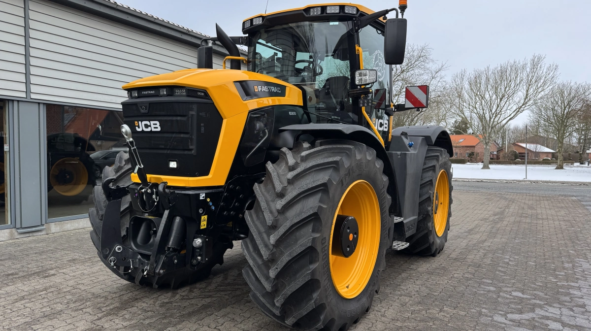 JCB Fastrac 6300 er nu landet i Danmark og blev præsenteret hos Brøns Group i Skærbæk. Med 335 hk, trinløs ZF-transmission og tophastighed op til 66 km/t placerer modellen sig midt mellem 4000- og 8000-serien. Firehjulsstyring og hydro-pneumatisk affjedring på begge aksler sikrer høj stabilitet og komfort under både markarbejde og transport.