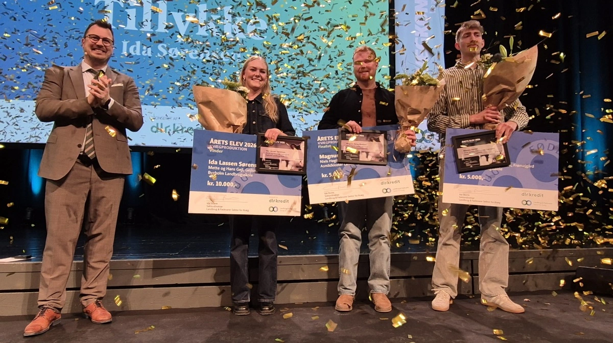 Årets kvægelev Ida Sørensen sammen med formand for Landbrug & Fødevarer, Kvæg, Jesper Arnth (tv), og de to øvrige finalister: Magnus Bang Madsen og Rasmus Hyldal (th). 