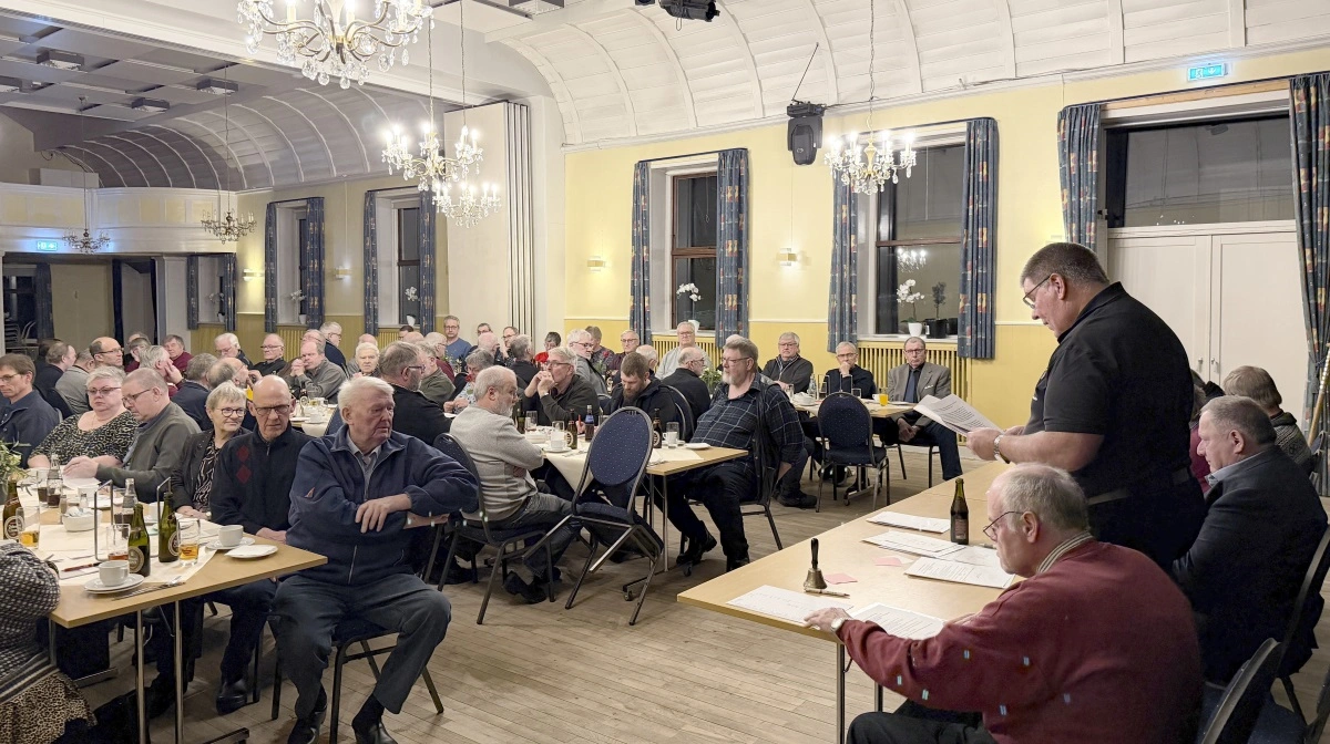Bo Fonager Lindholm aflægger sin sidste formandsberetning overfor de 75 fremmødte medlemmer i Ryslinge Forsamlingshus ved generalforsamlingen i Motor og Veterantraktor Klubben Fyn. Foto: Erik Tvedskov