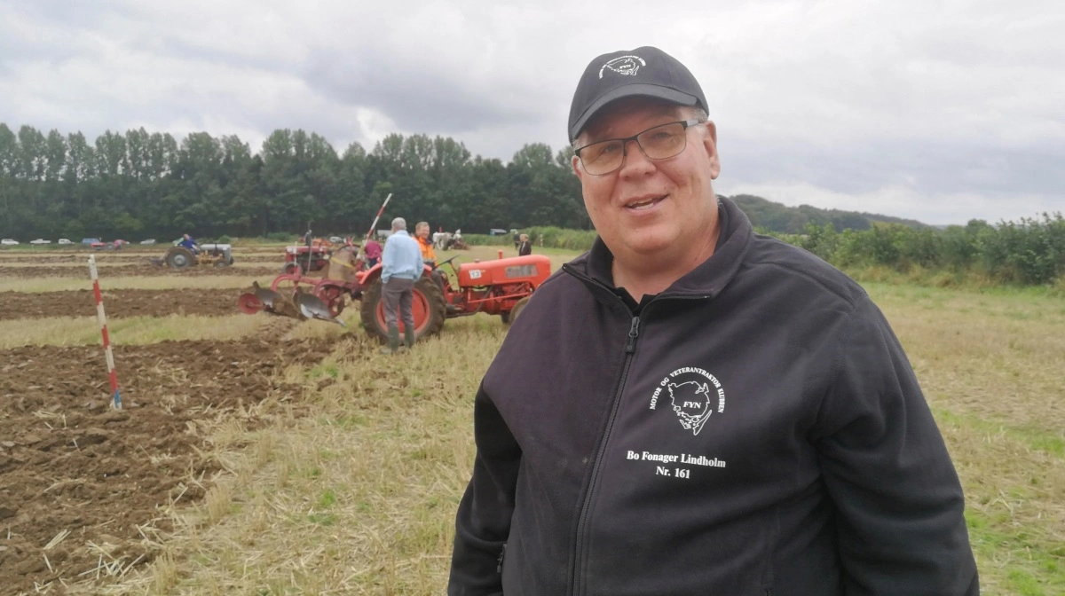 Trods sin opvækst som bybo har Bo Fonager Lindholm altid haft interessen for landbrug og traktorer, og han havde sit eget landbrug med grisesøer i Vormark, da han blev medlem af Motor og Veterantraktorklubben. Billedet er fra pløjedagen i 2021. Foto: Erik Hansen