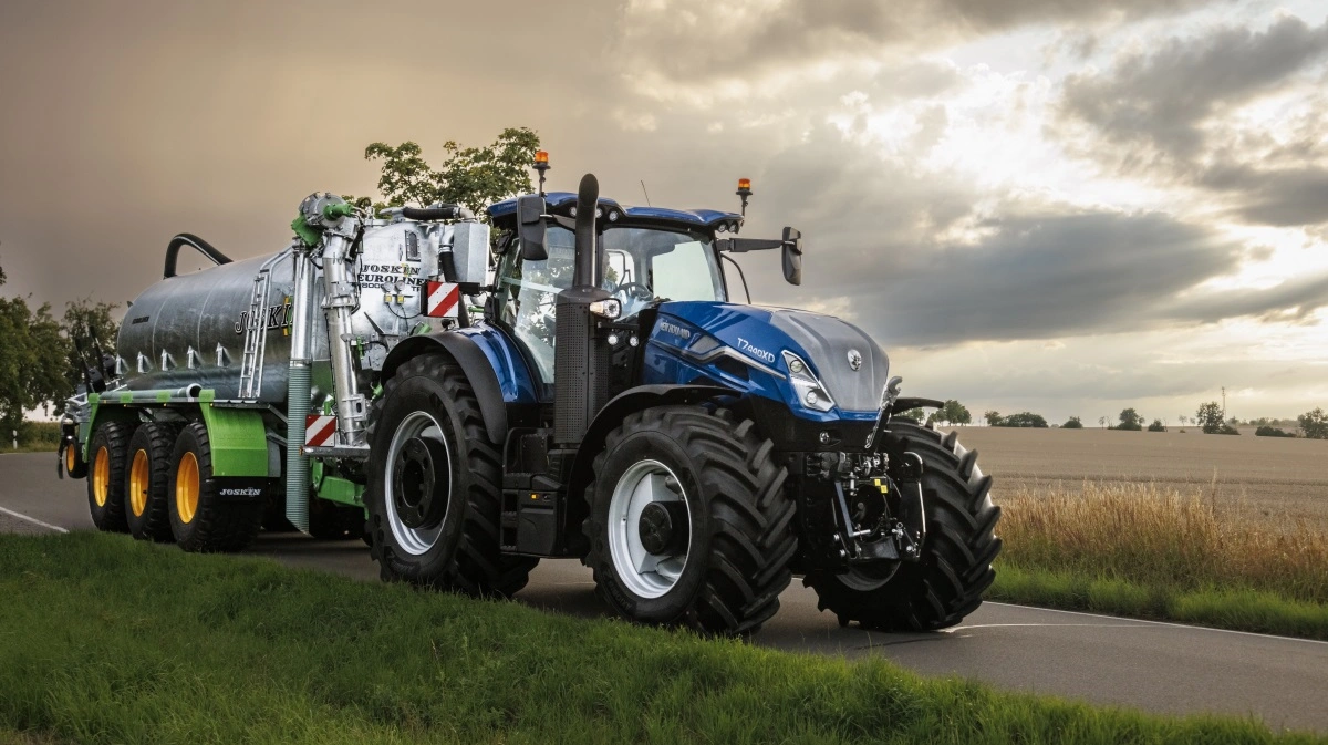 New Holland T7.440 XD er den kraftigste model i T7-programmet med op til 435 hk fra en 8,7 liters FPT Cursor 9-motor. XD-serien er udstyret med Auto Command 4x2 CVT, forlænget akselafstand og mulighed for centralt dæktrykssystem til både mark- og transportopgaver. Pressefoto