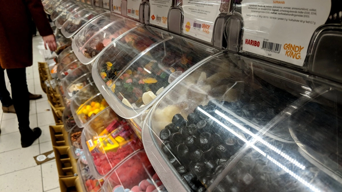 Danskernes forbrug af slik er steget markant de seneste år. Til gengæld er lysten til at spise frugt gået i den stik modsatte retning, viser en ny undersøgelse. Foto: Colourbox