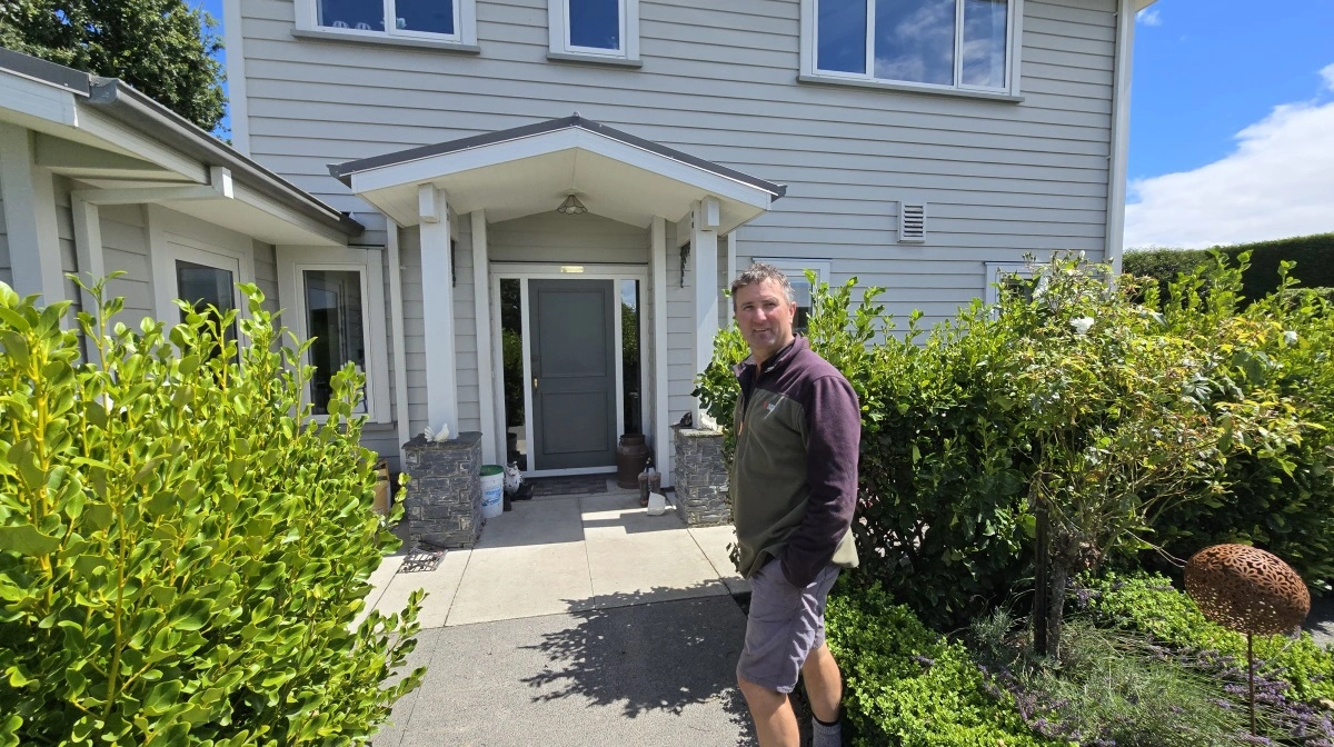 David Birkett foran familiens stuehus. - Meget af min tid går med organisationsarbejde som formand for planteavlere i Federated Farmers.