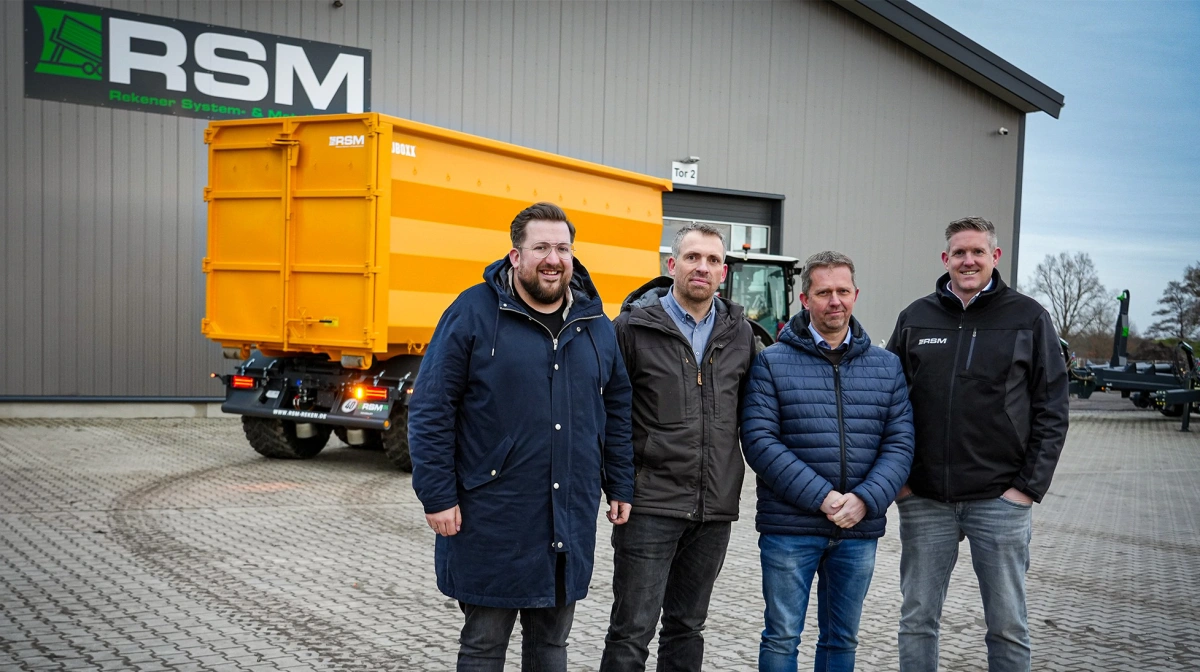 Samarbejdet mellem WekoAgro Machinery og RSM betyder, at de tyske kroghejsvogne nu importeres til Danmark. Fra venstre er det Jan Bertling (RSM), John Møller Kristensen (WekoAgro), Jesper Fogsgaard (WekoAgro Machinery) og Heinrich Raap (RSM). Pressefoto