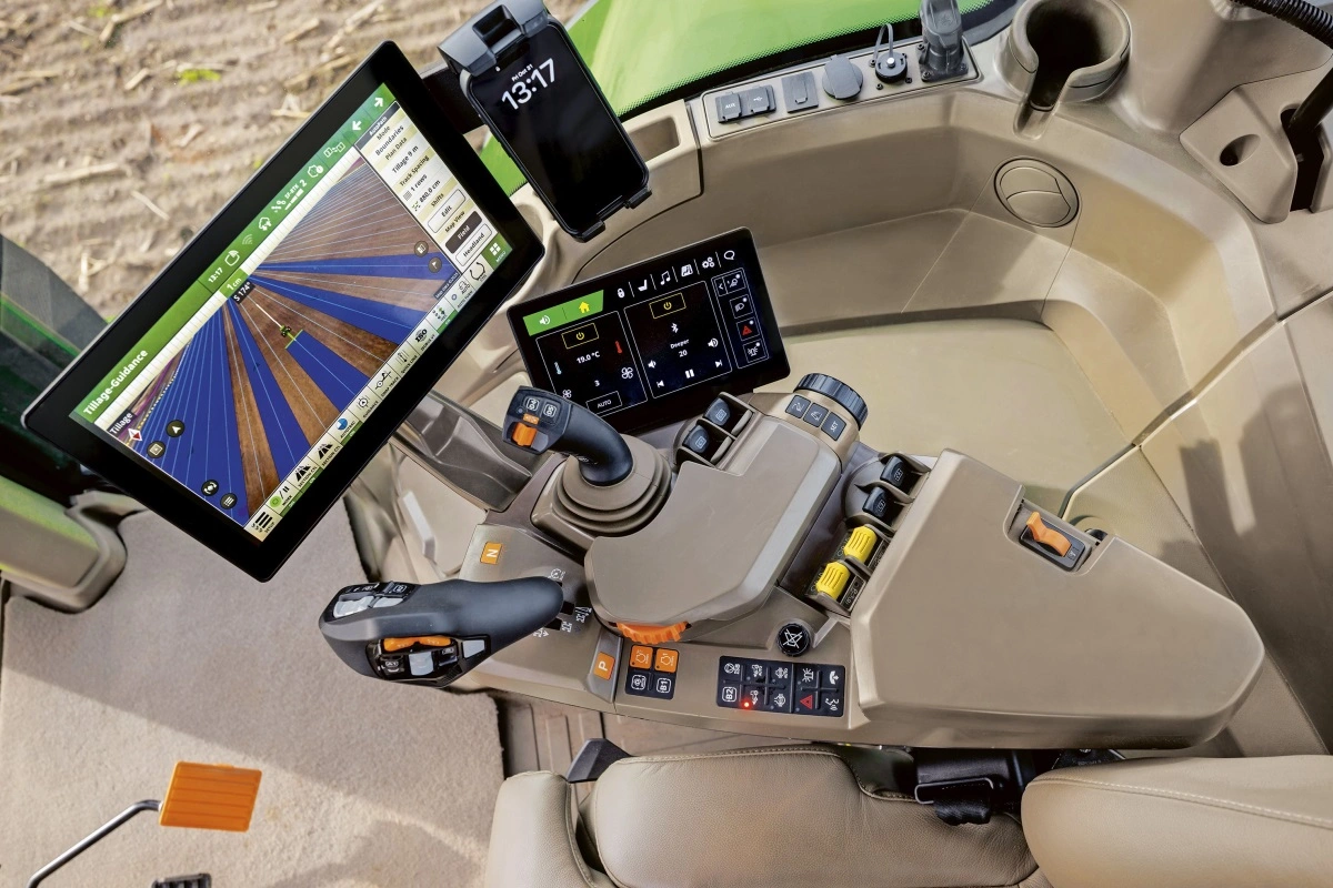 Den redesignede CommandArm i de nye modeller i 8-serien har to nye joysticks. CommandX Plus til grundlæggende betjening og CommandX Pro til avanceret betjening.