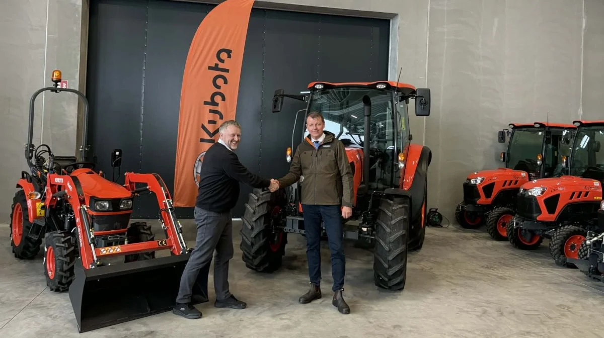 Kristian Refnov (tv), direktør for Nellemann Machinery, og Erik Dalsro Jørgensen, direktør for Land & Fritid, ser begge frem til det nye samarbejde. Pressefoto