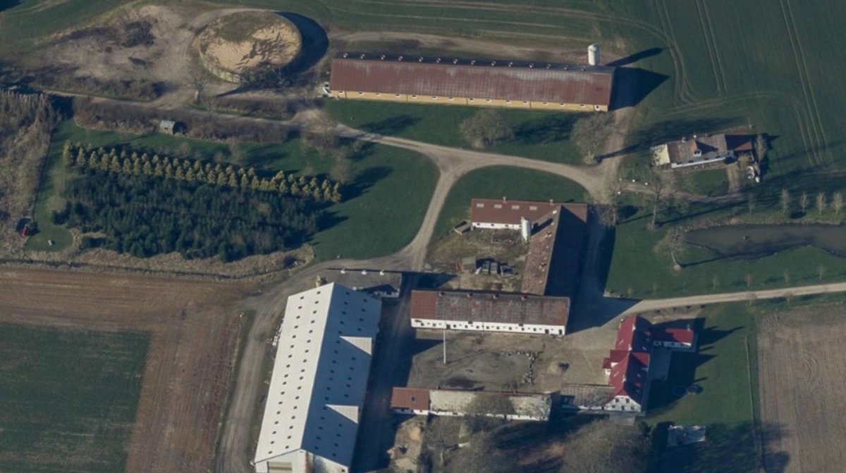 Mange af ejendommene, der hørte til de mange hektar jord, blev i sin tid solgt til Better Energy, men de står tomme nu. Her er en af dem. Arkivfoto: Hekto & Co