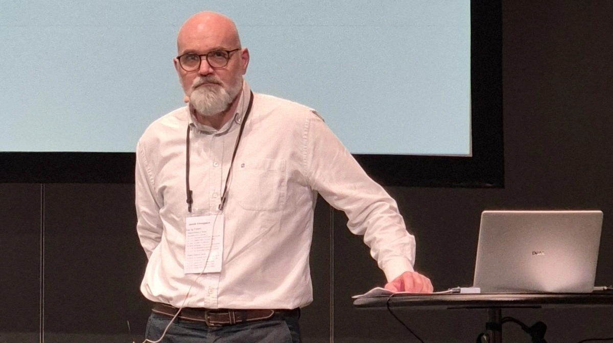 Hvis man er i tvivl, opfordrer Jannik Elmegaard, sektionsleder i Styrelsen for Landbrug, Fødevarer og Fiskeri, til, at man venter med at tilsætte Bovaer. Fotos: Tenna Bang