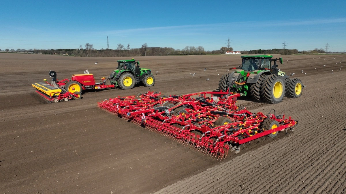 Den nye Väderstad NZX 1250 supplerer en 10-meter NZA-harve på CBR Agro/Adamshøjs 2.700 hektar. Foreløbigt har den lidt tungere NZX 1250 nykonstruktion fra Väderstad sparet bedriften for en overkørsel af 1.000 hektar ved at klargøre såbedet i ét træk. Foto: Väderstad