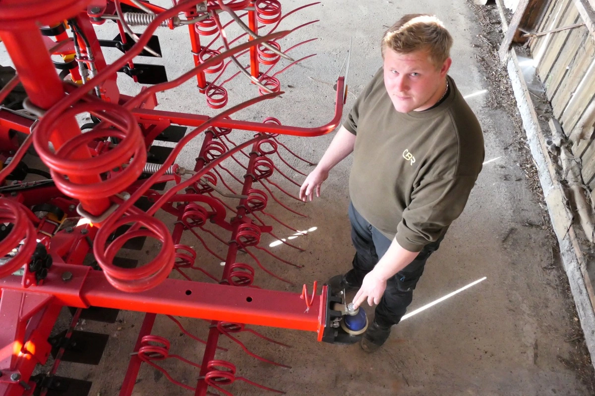 Endnu har det ikke været nødvendigt at bruge trækket på NZX-harven hos CBR Agro/Adamshøj, viser markmand Nick Dollerup. Bemærk i øvrigt den dobbelte efterharve og bagerste slæbeplanke.