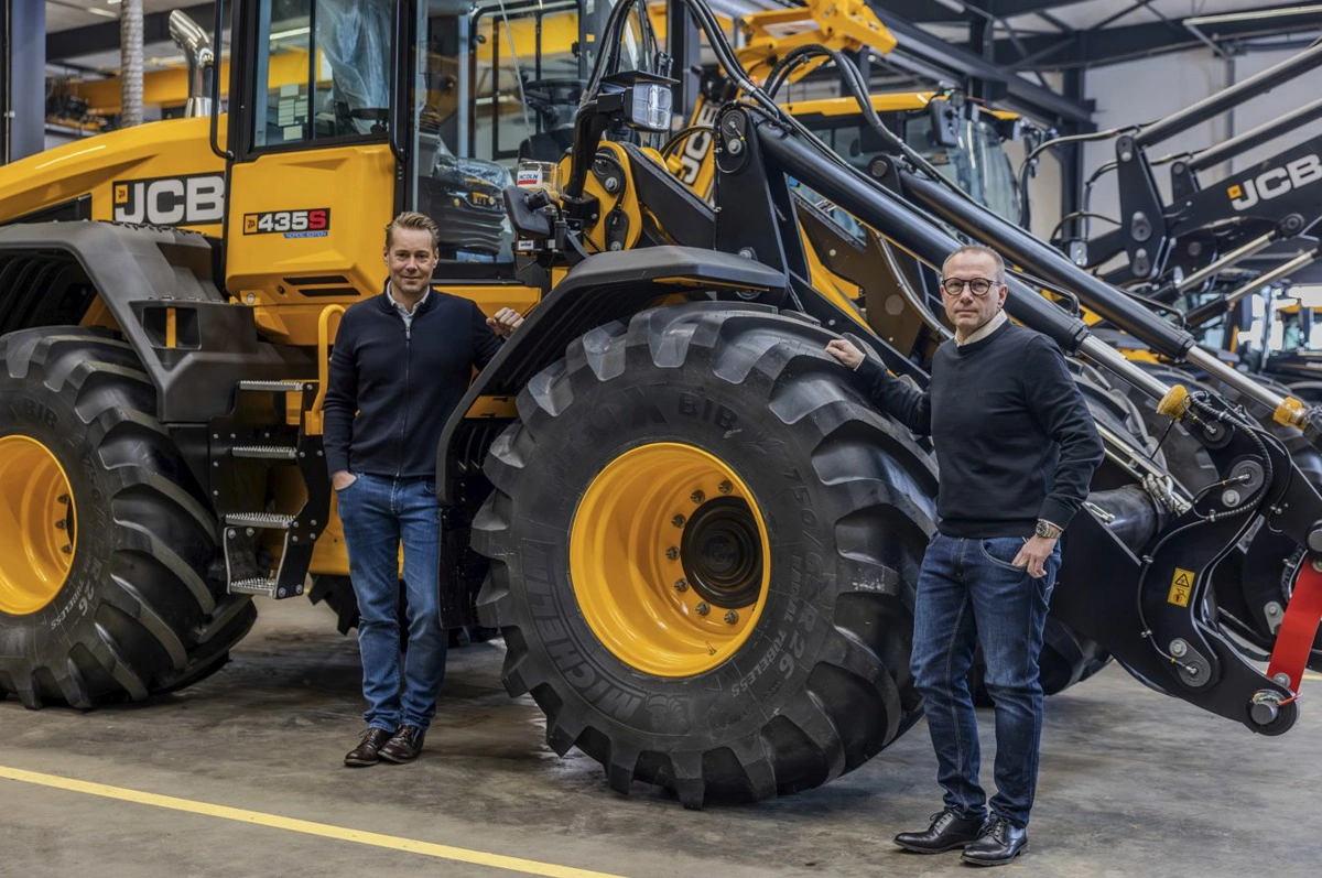 Fra 1. marts 2026 samles hele JCB-forretningen i Danmark hos Brøns Group – både landbrugsmaskiner og entreprenørmaskiner.
Fra venstre ses Dan Hamann, direktør i Brøns Group og Morten Kyed, driftsdirektør i Brøns Group.