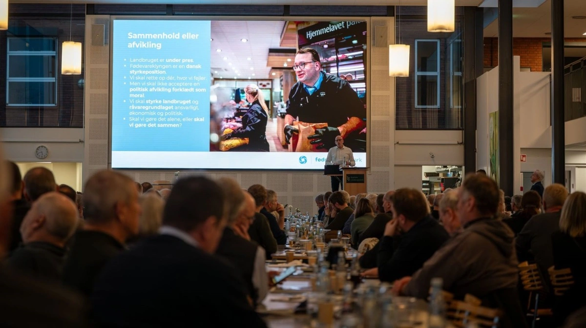 Leif Wilson Laustsens besked til forsamlingen på mere end 300 landmænd på Bygholm var klar: - Vi er afhængige af jer – og I er afhængige af os. Han understregede, at FødevareDanmark med en medlemsskare på 700 virksomheder gerne stiller sig i front med en samlende stemme for hele værdikæden. 
