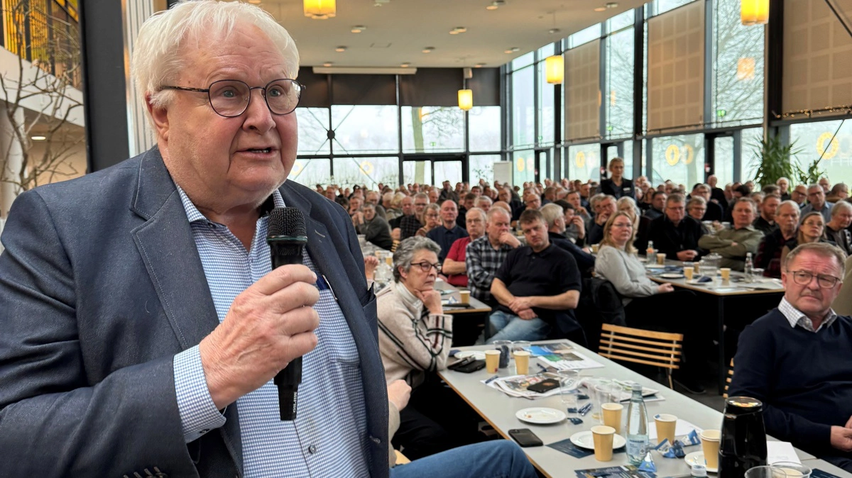 Jens Peter Aggesen, formand for Agerskovgruppen, er rystet over, at retssagen om efterafgrødesager tager så lang tid. Her ses han holde et indlæg under debatten ved generalforsamlingen i Bæredygtigt Landbrug onsdag. Foto: Jacob Lund-Larsen