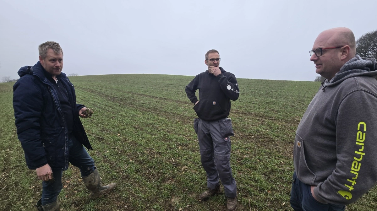 - Jeg har gerne brugt 0,45 l/ha Cossack ved den tidlige behandling i foråret, mens den nok skal hæves til 0,60 til 0,70 l/ha ved en senere behandling, vurderer Nicolai Laier (th). Her sammen med Søren Lykkegaard Hansen (tv) og Dan Dørr.