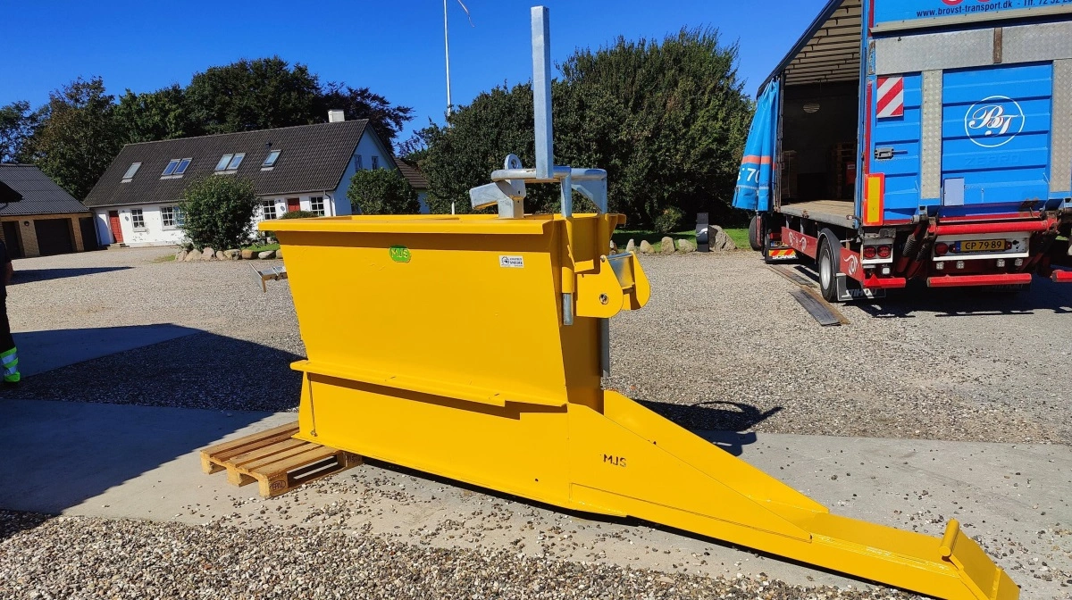 Jonstrup Smedie i Vraa laver drænkasser i tre forskellige størrelser til landbruget rundt i hele Danmark. Fotos: Jonstrup Smedie