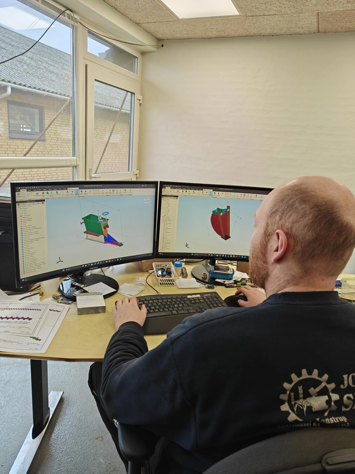 Michael Jonstrup tegner drænkassen i 3D på computeren, så kunden har mulighed for at se drænkassen inden den bliver bygget.