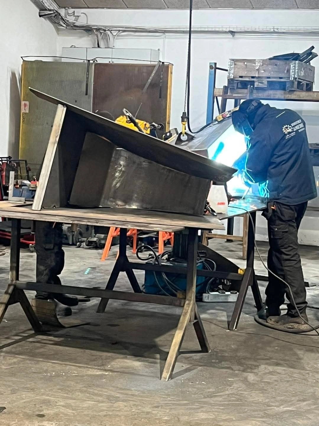 På værkstedet i Vraa bliver drænkassen svejset sammen.