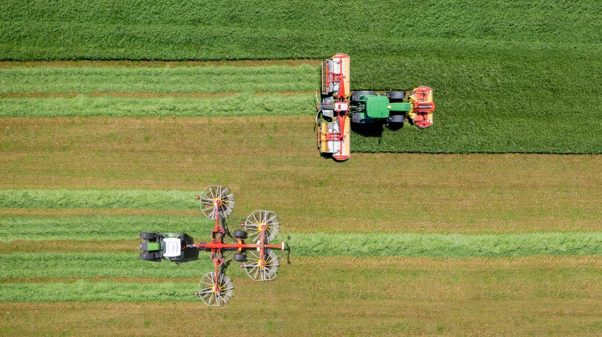Med automatiseret skåraflægning styrer Novacat V 10000 selv de tværgående transportbånd, så skåret placeres ensartet og klar til næste arbejdsgang. Funktionen reducerer manuelt arbejde og øger kapaciteten i græshøsten. Pressefoto
