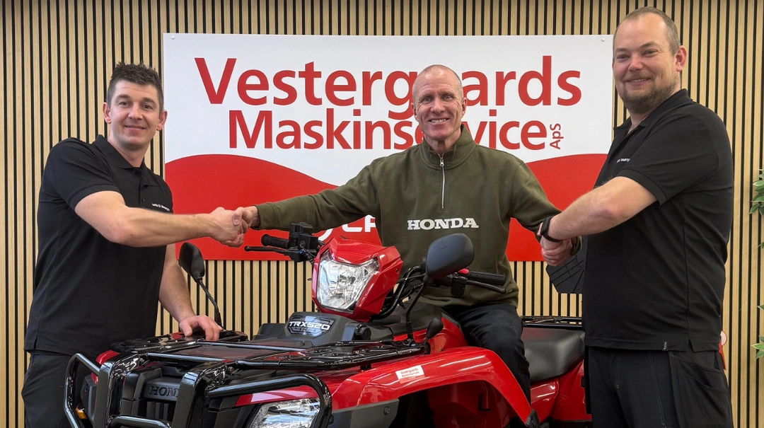 Laurits Vestergaard (tv.), Mads Hansen fra Honda Danmark og Martin Vestergaard fra Vestergaards Maskinservice giver hånd på et nyt Honda-samarbejde. Pressefoto