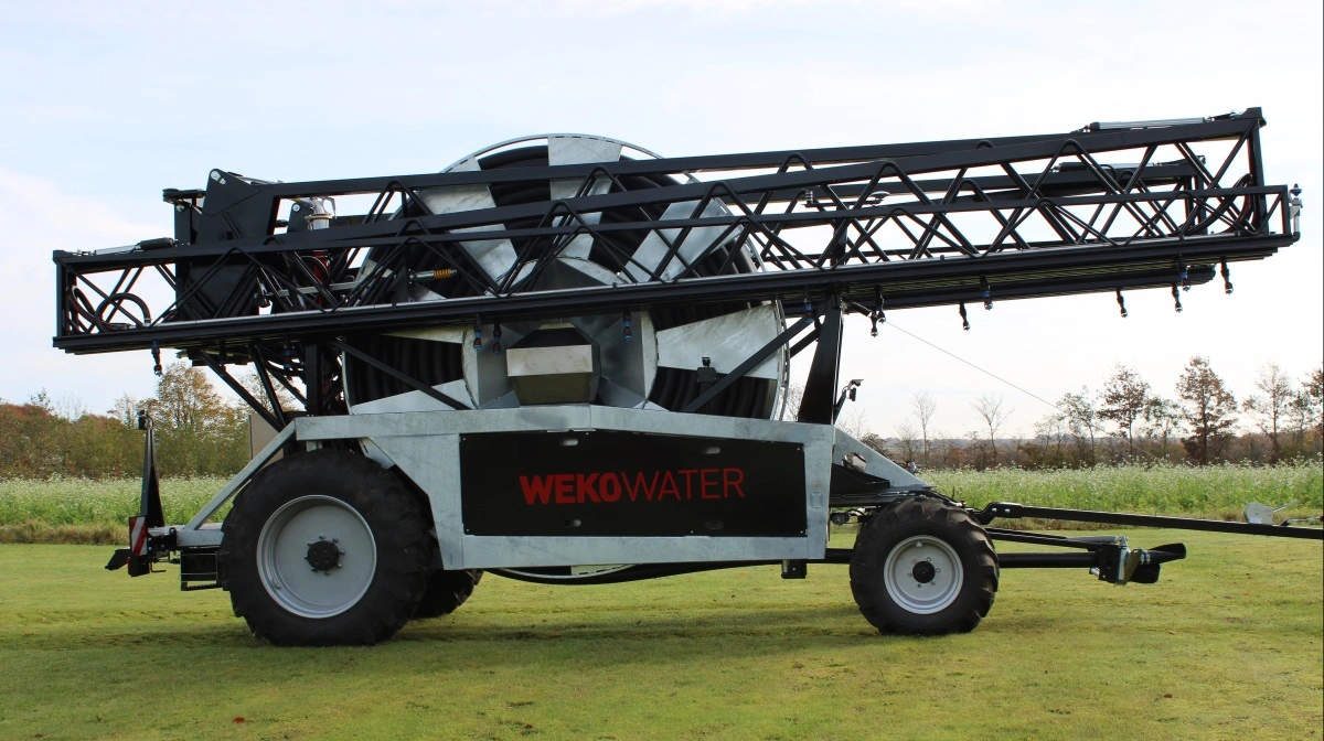 WekoWater har udviklet sin egen bomvander, WTR, som er udstyret med en fuldautomatisk foldbar bom og kommer på markedet med autonom GPS-styring, hvilket gør den i stand til at vande på vej ud i marken, da den ikke skal rulles ud ved hjælp af en traktor. Pressefoto