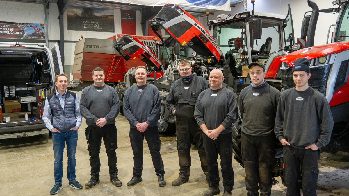 Sivertsen har syv mand ansat i Rønnede. Fra venstre er det Jesper Nerup, salgsansvarlig, Mike Christoffersen, værkfører, Jacob Nerup Jensen, reservedelschef, Julius Gundersen, mekanikerlærling, Martin Christoffersen, mekaniker, Peter True, mekainer og Tobias Gerelle, mekanikerlærling.
